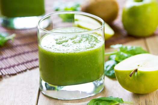 Spinach with Apple and Kiwi smoothie