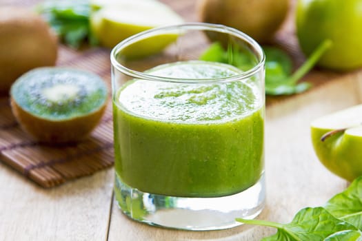 Spinach with Apple and Kiwi smoothie