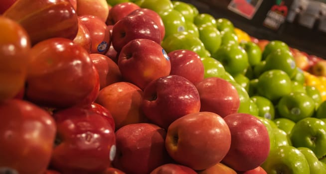 apples on display at farmers market