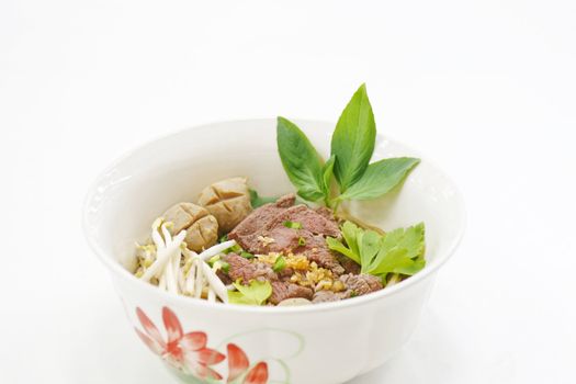 lek nam tok, beef noodle thai food