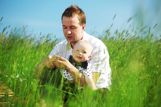  picnic of happy family on green grass