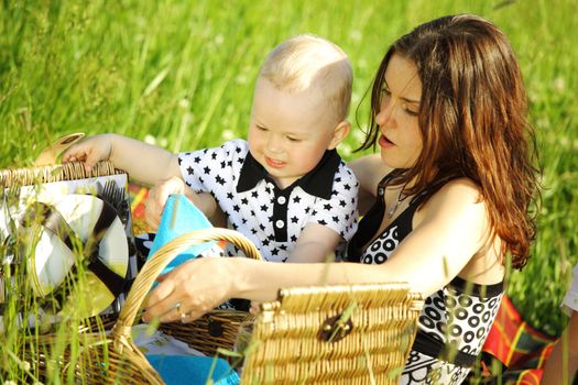 picnic of happy family on green grass