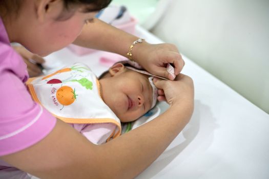 November4,2011:Measuring the head nurse of the infant is 2 months old.