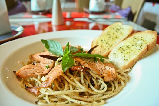 spaghetti salmon and black pepper