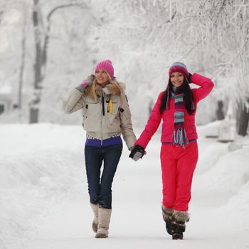 В чем гулять в 5. Девочка гуляет в парке зимой. Подруги гуляют зимой в парке. Девушка гуляет в парке зимой. Две девушки гуляют в парке зимой.