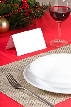 Simple and flawless Christmas table setting