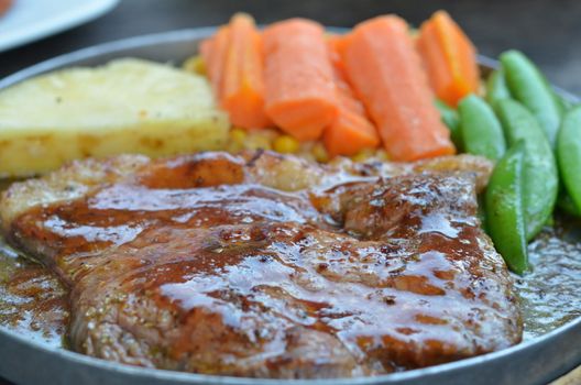 Sirloin beef steak with delicious sauce , served with vegetable