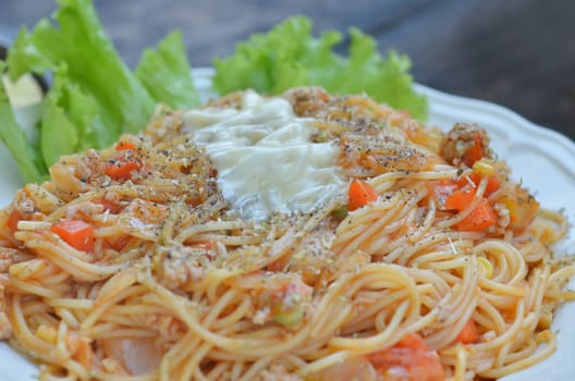 pasta with tomato sauce and meat , served with fresh vegetable
