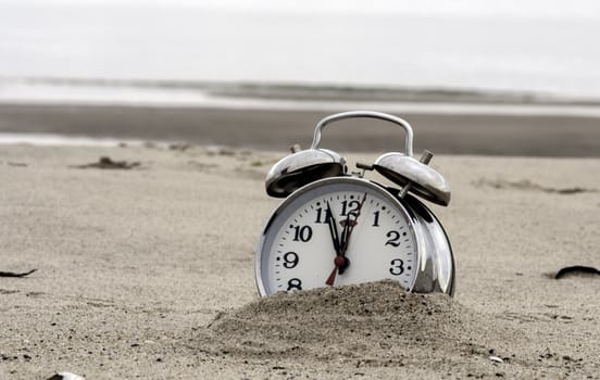 clock on the beach with time five for twelfe