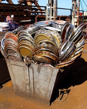 The metal garbage is combined in the container