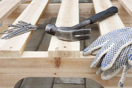 Manufacture of wooden platforms for the transportation of construction materials