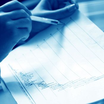 read the graph in financial report