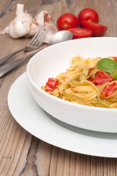 Fettuccine con aglio e pomodoro - Pasta With Garlic and Tomatoes 