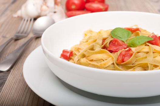Fettuccine con aglio e pomodoro - Pasta With Garlic and Tomatoes 