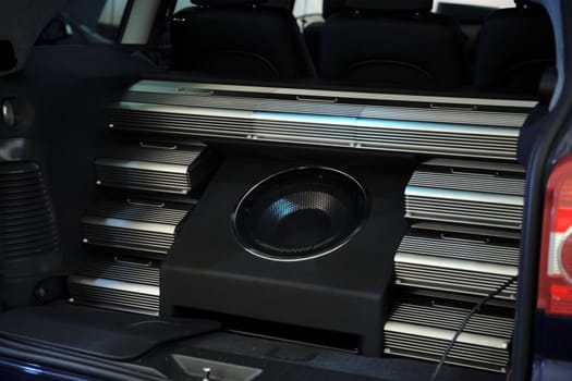 Modern acoustic system for music listening in the car