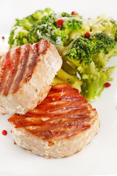 tuna steak with broccoli