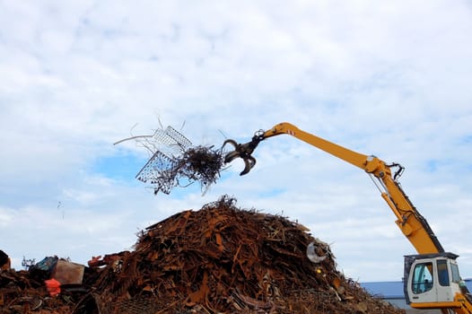 Unloading of scrap metal in heaps by special car