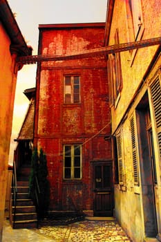 A grungy picture of an old house