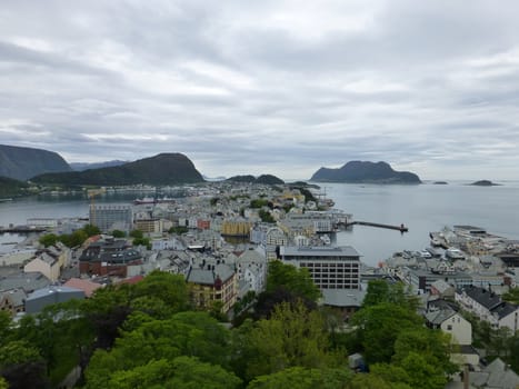 Aalesund whit islands around







Aalesund surr