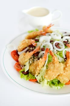 deep fried shrimp and fresh vegetable with cream sauce
