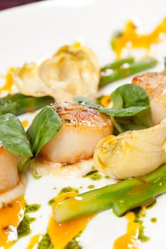 Baked scallops with asparagus