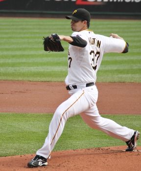 PITTSBURGH - SEPTEMBER 24 :Charlie Morton of the Pittsburgh Pirates fires a pitch against the Cincinnati Reds on September 24, 2009 in Pittsburgh, PA.