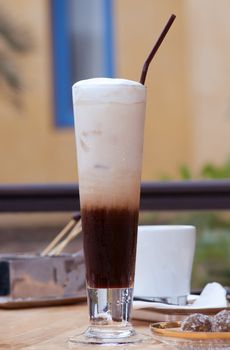 this picture is a glass of ice coffee 