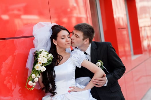 kiss by the red wall