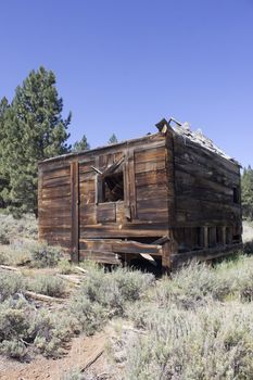 an abandoned western barn in the high sierras