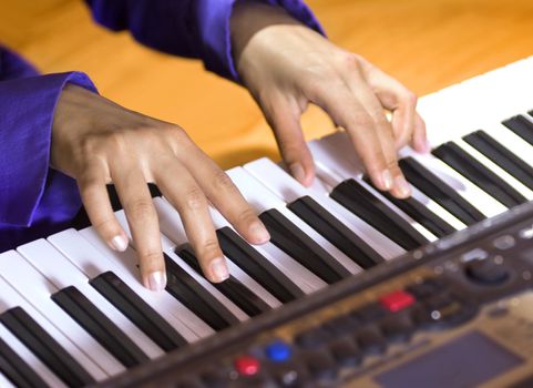 hands of pianist that plays the modern sequencer