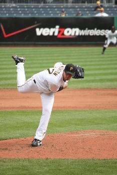 PITTSBURGH - SEPTEMBER 24 : Charlie Morton of Pittsburgh Pirates grimaces as he throws a pitch against Cincinnati Reds on September 24, 2009 in Pittsburgh, PA.