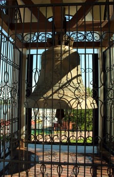 Tocsin in Nizhny Novgorod. The diameter of the bell is 2.5 meters. His cast Moscow masters. For the construction of the belfry was built a strong foundation. Alarm bell installed in the arched doorway made in the form of a chapel.