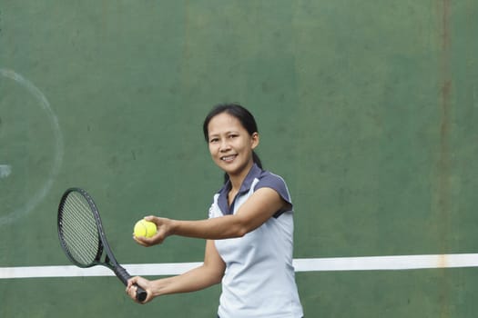 Female tennis player getting ready to hit forehand stroke