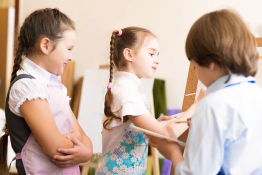 children draw pictures of easels, drawing lesson