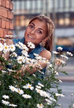 portrait of a girl with daisies in the background of the city
