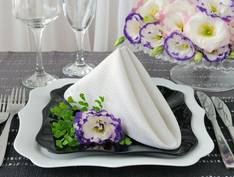 Napkin with flowers as an element of decorating the table