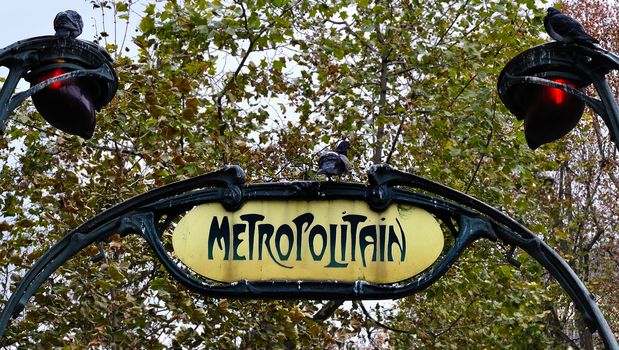 sign for the Metropolitain underground