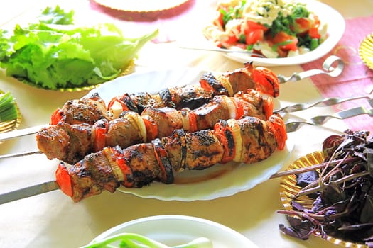 Image with fried meat, tomato and onion