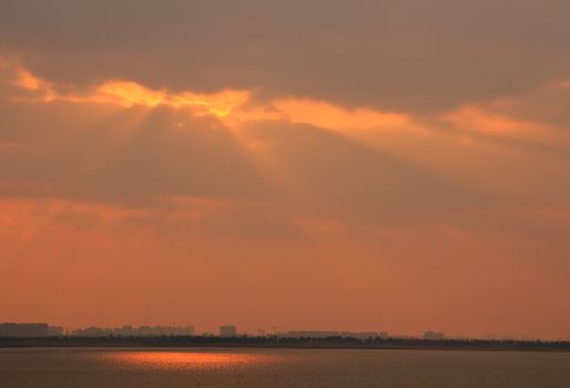 The light shines the evening sea.