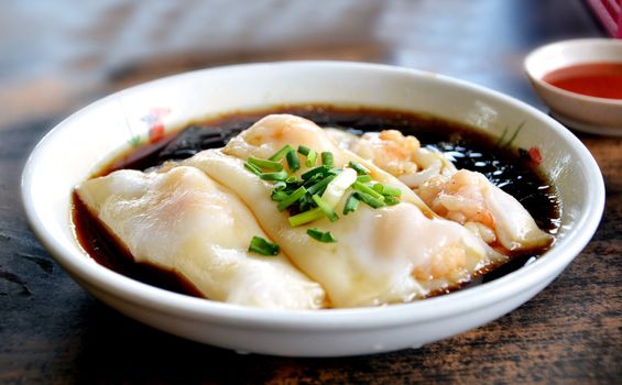 Rice noodle rolls with shrimps and soysauce