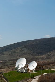 Signal tracking system in an outdoor field