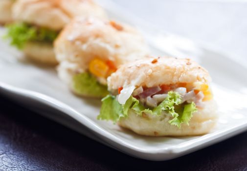 In bread, salad and ham taste.