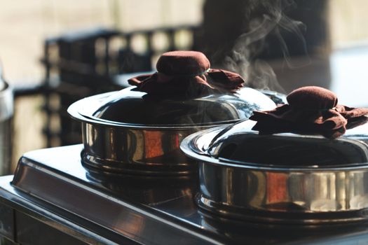 Boil a pot of boiling food