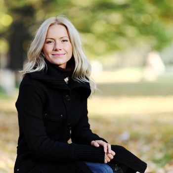  woman portret in autumn leaf close up