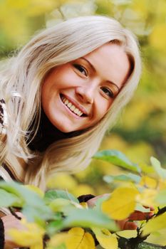  woman portret in autumn leaf close up