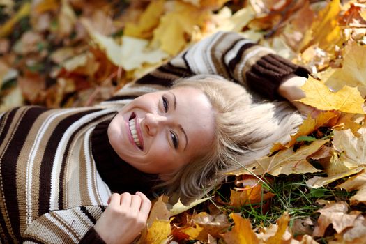  woman portret in autumn leaf close up