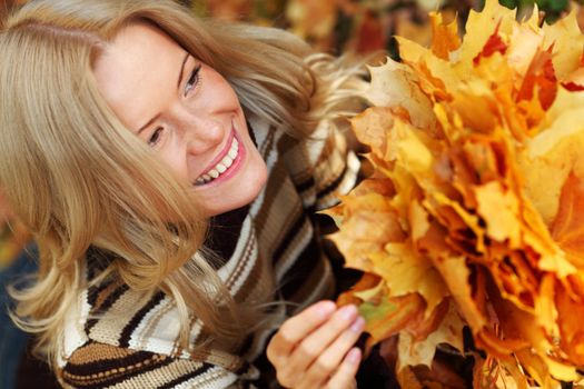 woman portret in autumn leaf close up