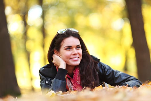  woman portret in autumn leaf close up