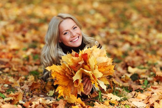  woman portret in autumn leaf close up