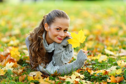  woman portret in autumn leaf close up